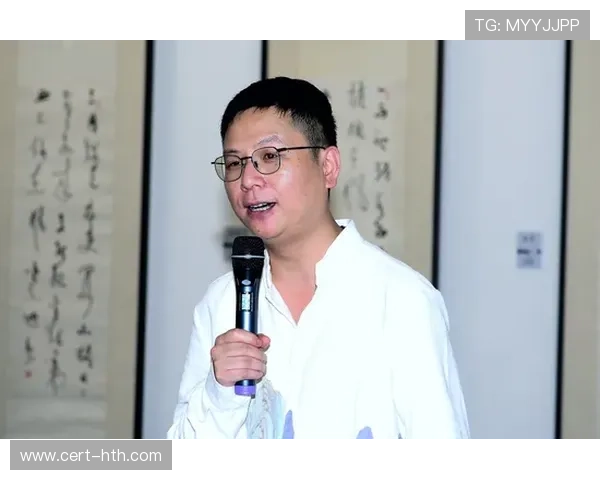 颁奖仪式上的储海丽：五星红旗下的三冠王，家乡开化的骄傲